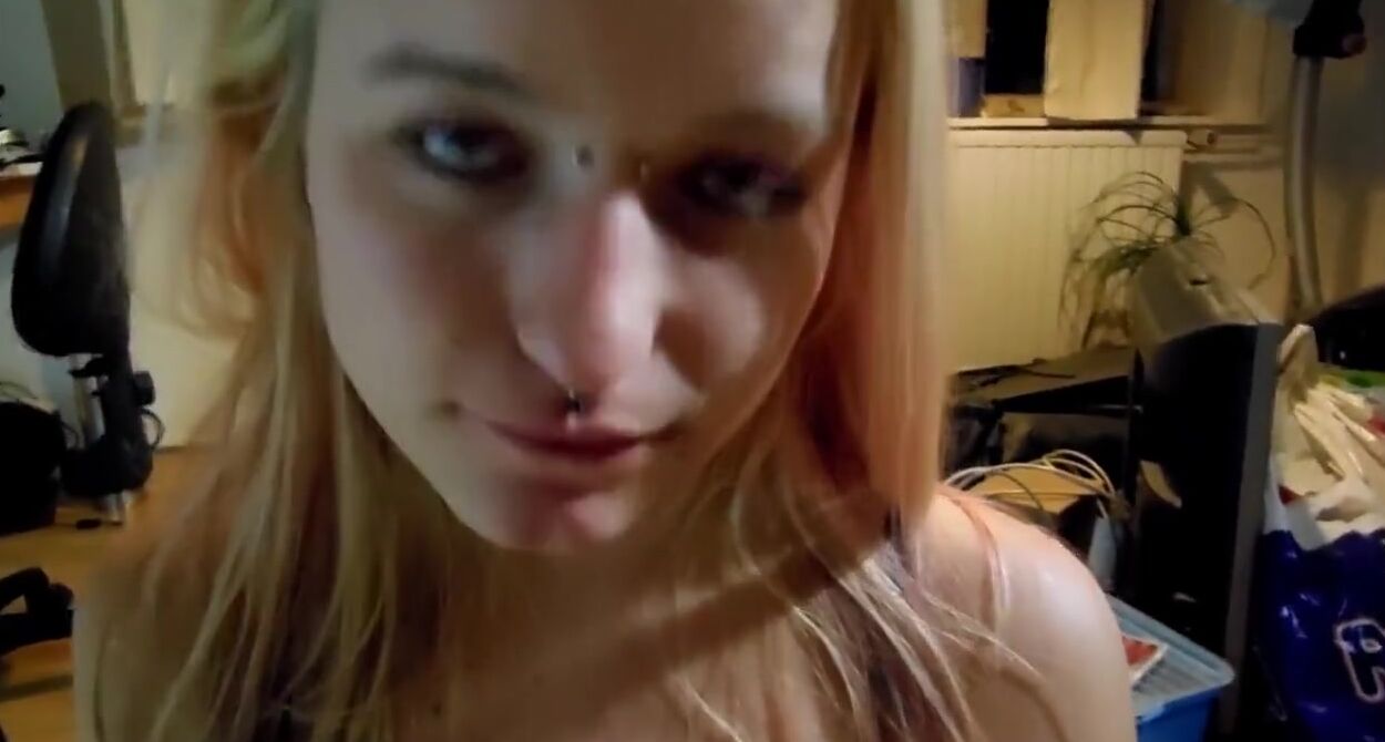 Блондинка пьет мочу во время минета и получает сперму в рот - Смотреть  порно, секс видео.