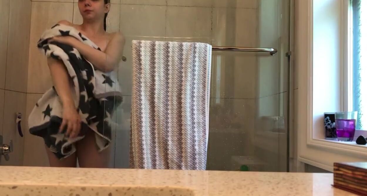 Скрытая камера в ванной у девушки - Смотреть порно, секс видео.