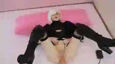 2b из NieR: Automata дрочит жопу секс-машиной