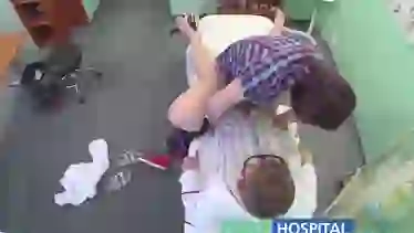 Сосет у доктора и трахается с ним в кабинете